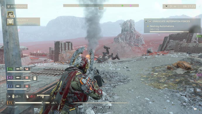 لقطة شاشة من لعبة Helldivers 2 تظهر شخصية ملطخة بالدماء تهدف نحو آلية مقلوبة وأرجلها تهتز في الهواء.