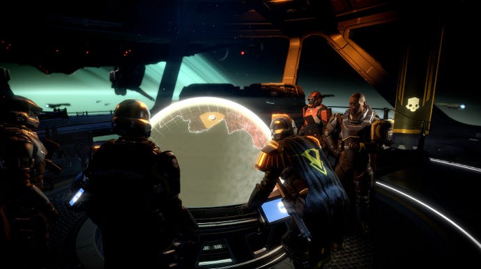Helldivers stehen in Helldivers 2 an Bord ihrer Raumschiffbrücke um eine galaktische Karte herum.