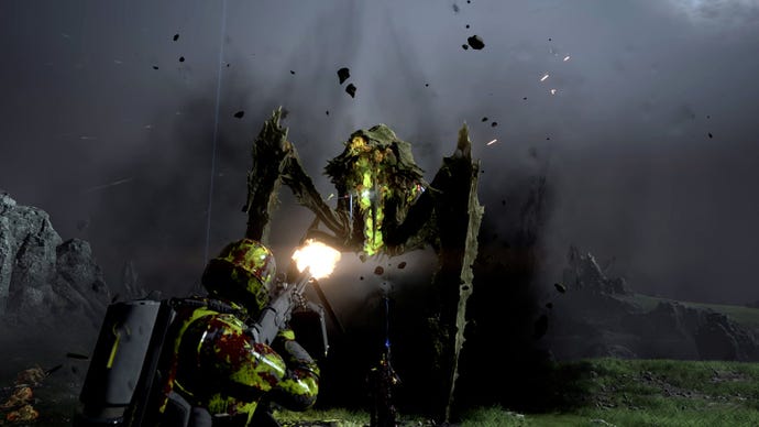 Ein Mann in Metallrüstung schießt in Hellidvers 2 auf einen außerirdischen Käfer.