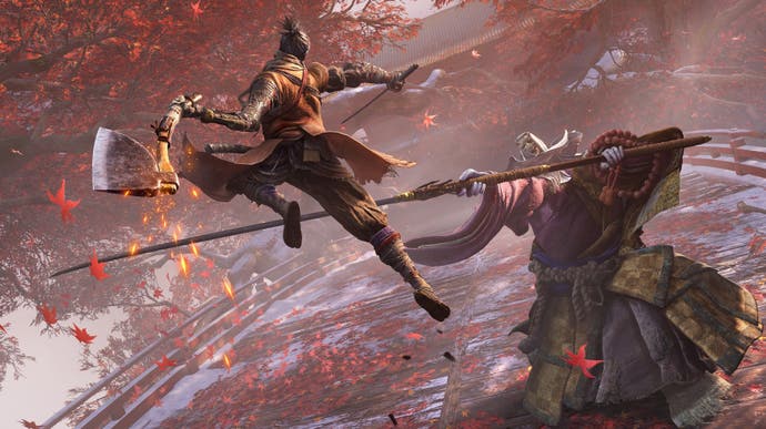 قهرمان Sekiro با نیزه بلند در هوا علیه رئیس بزرگ می جهد