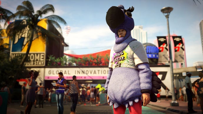 Ian Hitman wearing a bird costume in a Hitman 2 screenshot.