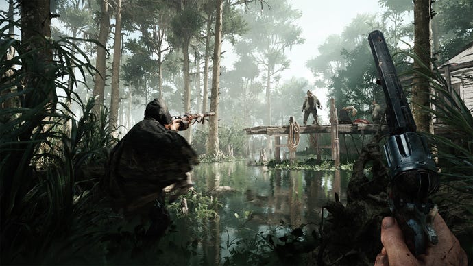 Hunt: Showdown Screenshot, v ktorej dvaja hráči, hlboko v páse v Swampwater, sa pripravujú na zabitie gruntu stojaceho na móle pred nimi