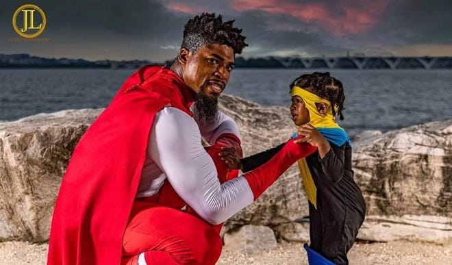 Invincible Cosplays Omni-Man