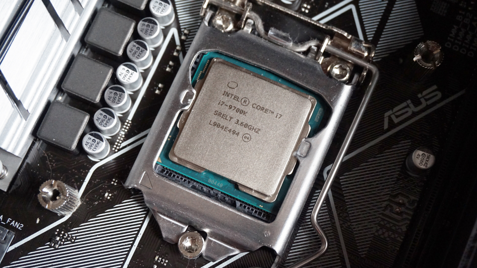 Lga 1151 процессоры i7. Процессор Intel Core i7-9700k. Core i7 9700. Intel i7 9700k. I9 9700k.