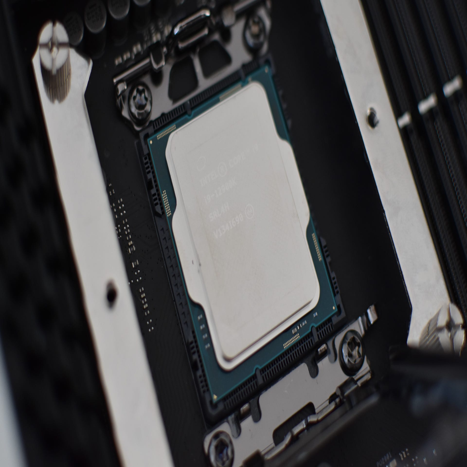 Intel Core i9-12900 Alder Lake CPU Tested on ASUS's Flagship ROG Maximus  Z690 Extreme Motherboard