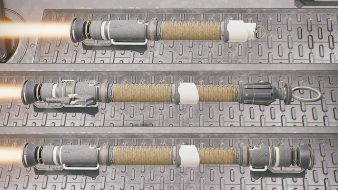 Tres capturas de pantalla de un diseño de sable de luz naranja en Jedi: Survivor en diferentes posiciones.  De arriba a abajo: Simple, Crossguard, Doble hoja.