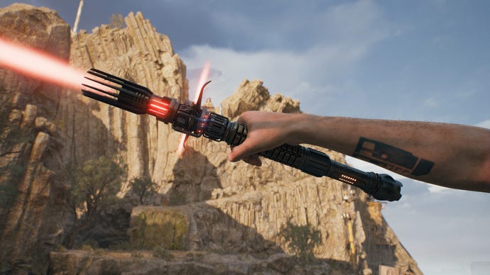 Uno screenshot ravvicinato di una spada laser dalla lama rossa nella mano di Cal in Jedi: Survivor.