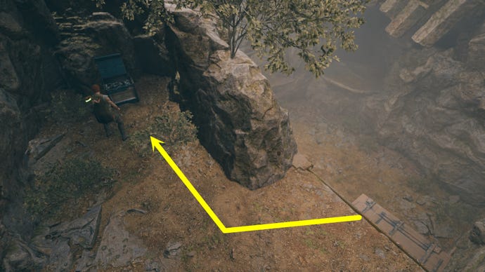 Cal abre un cofre dentro de Winding Ravine en Jedi: Survivor.  Una flecha amarilla muestra el camino que toma Cal para llegar allí.