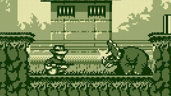 Der verpixelte Alan Grant trifft im Game Boy Jurassic Park-Spiel auf einen Triceratops