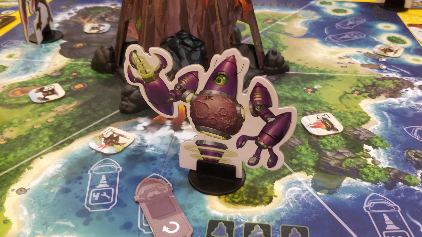  IELLO: King of Monster Island - Strategy Board Game, Sequel of  The King of Line, Family Game, Play Cooperatively, Ages 10+, 1-5 Players,  60 Minutes : Toys & Games