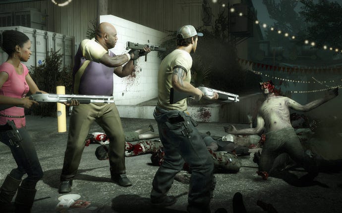 Trzy postacie celują pistolety na zombie na podłodze w lewo 4 Dead 2