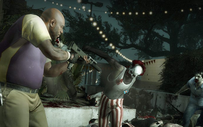 Seorang pemain bertujuan pada badut zombie yang menerjang mereka di Left 4 Dead 2