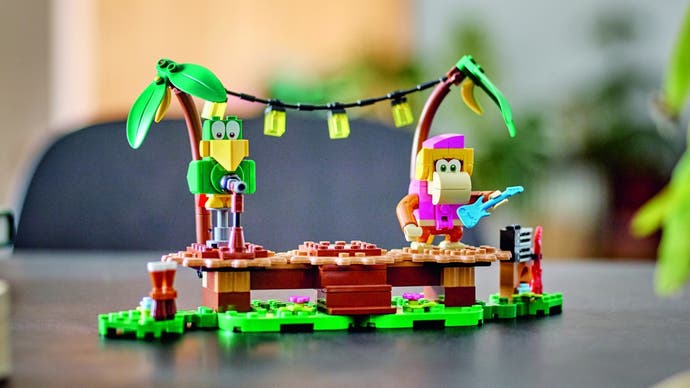 Ensemble Lego Dixie Kong Jungle Jam avec un Lego Dixie dans un cadre en bois tropical avec des lanternes suspendues au-dessus.