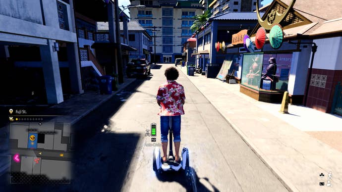 Ichiban Kasuga paseando en segway por las calles de Hawái en Like a Dragon: Infinite Wealth