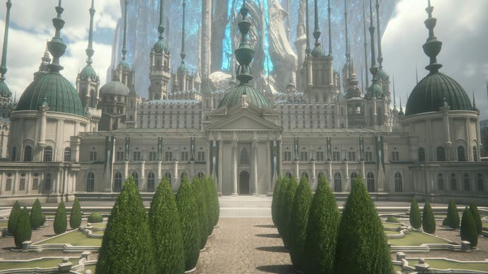 Ein sehr schickes Herrenhaus von Final Fantasy 16 mit einem von Bäumen gesäumten Spaziergang und gewölbten Flügeln sowie einer riesigen Kristallstruktur nach hinten