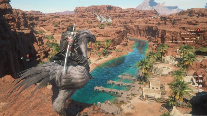 Clive, le personnage principal de Final Fantasy 16, est monté sur un chocobo regardant une rivière turquoise brillante dans le désert