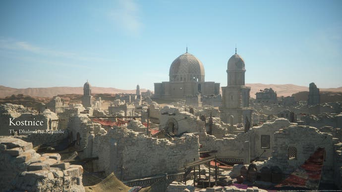 Eine Wüstenstadt von Final Fantasy 16 mit Tumbledown -Mauern und gewölbten Gebäuden in der Ferne