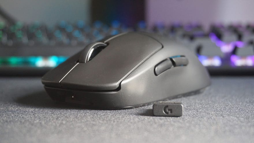 Logitech G Pro Wireless Gaming Mouse บนโต๊ะ