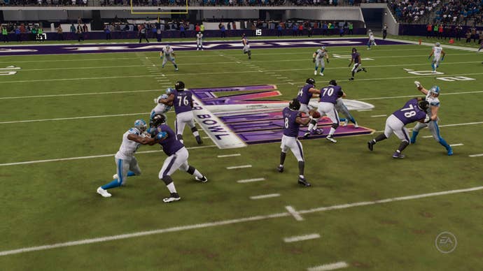 يلعب فريق Ravens على الهجوم خلال Super Bowl.