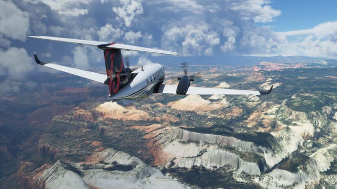 Un avion léger volant au-dessus d'une chaîne de montagnes