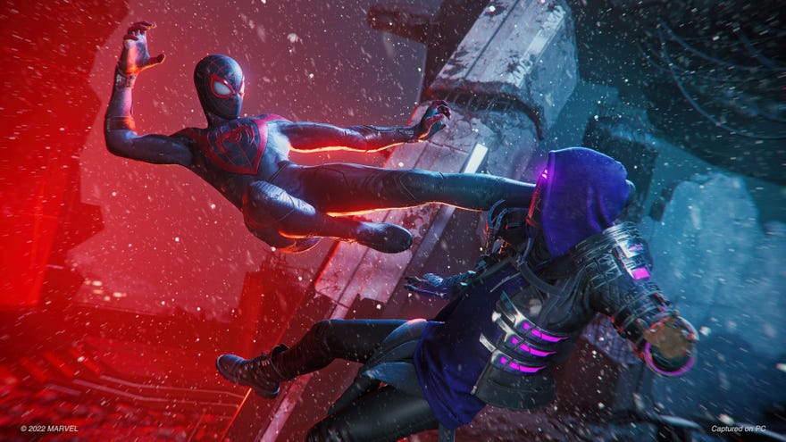 Miles Morales in his Spider-Man kicks an enemy firmly in the head while it's snowing in Spider-Man: Miles Morales in PC.