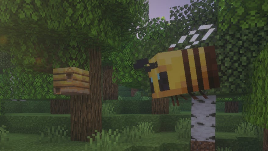 Egy Minecraft méh, amely a méhfészekből merül fel egy erdő szélén