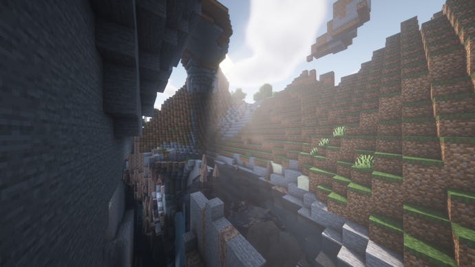 Eine Oberflächenhöhle in Minecraft, die in eine Tropfsteinhöhle führt