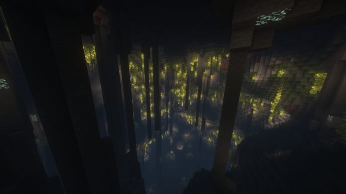 Het interieur van een holle berg in Minecraft, gevuld met stalactieten en weelderige grotten flora
