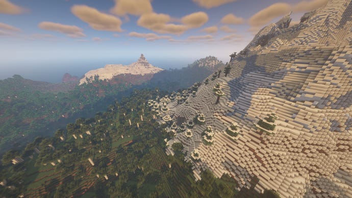 Un peisaj Minecraft, cu un munte uriaș acoperit de zăpadă, pe dreapta, care se ridică peste pădurea din stânga
