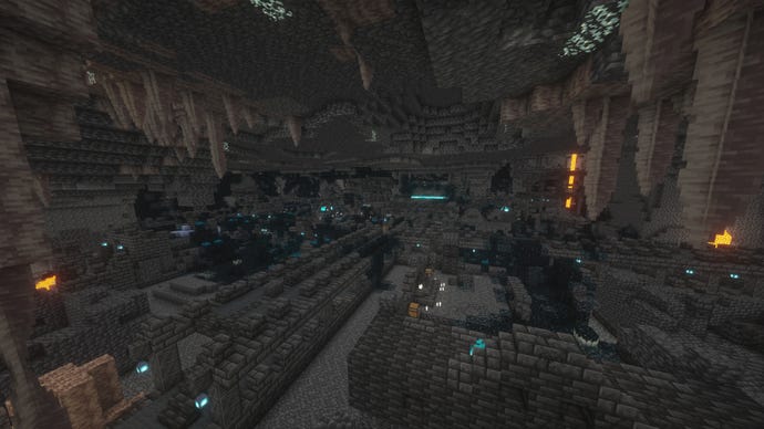 Eine große unterirdische alte Stadt in Minecraft mit Tropfsteinstalaktiten im Vordergrund