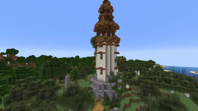 Prosta wieża zbudowana przy użyciu kamiennego i drewna górująca nad lasem w Minecraft