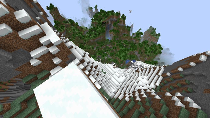 Minecraft'taki çok uzun bir karlı dağın tepesinden aşağı bakıyor