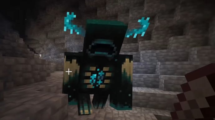 Một giám thị tấn công một người chơi trong Deep Dark Biome ở Minecraft