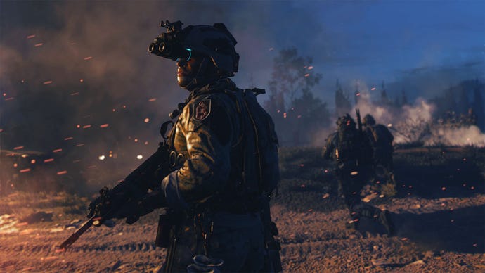 Um soldado caminha por um campo de batalha de Wartorn segurando seu rifle na guerra moderna 2
