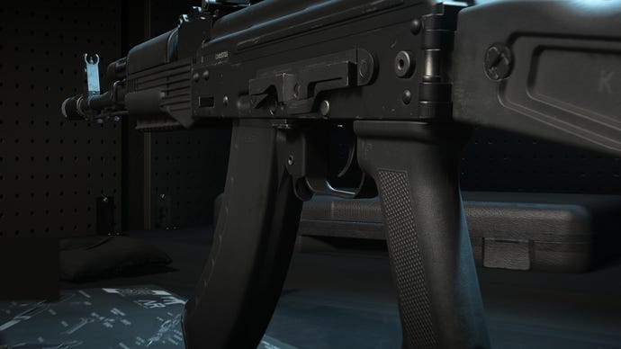 A close-up of the Kastov 762 Assault Rifle in the Modern Warfare 2 Gunsmith screen.