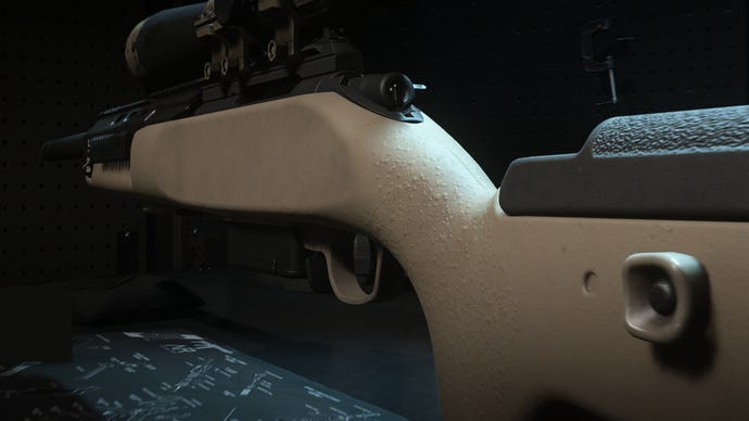 ภาพระยะใกล้ของปืนไรเฟิล Sniper LA-B 330 ในหน้าจอ Gunsmith Modern Warfare 2
