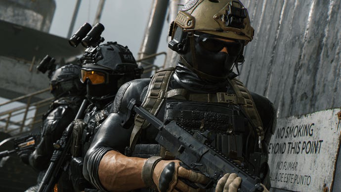 Ba người lính trong Modern Warfare 2 mang theo súng trường chờ đợi bằng một bức tường bên ngoài