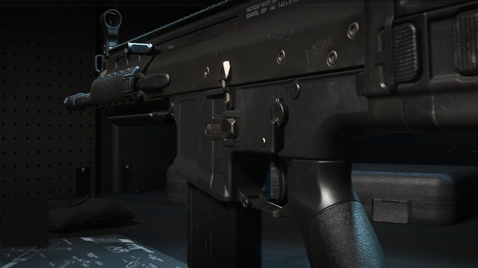 Крупним планом бойової гвинтівки Taq-V на екрані Gunsmith 2 Modern Warfare