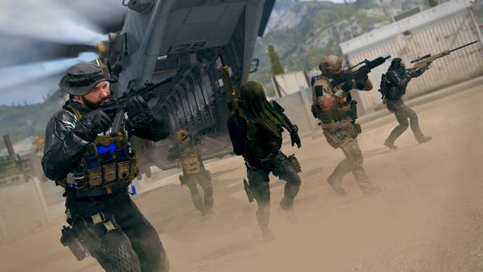 Un escuadrón de soldados sale corriendo de un helicóptero desplegado, todos con sus rifles en alto, listos para la batalla.  En Call of Duty Modern Warfare 3.