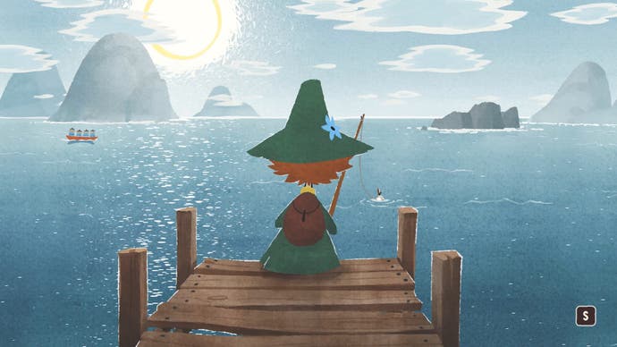 Una imagen de pantalla de presentación (sin juego de palabras) de Snufkin: Melody of Moominvalley, en la que Snufkin se sienta al final de un embarcadero, mirando hacia un lago plano que brilla con la luz del sol, y comienza a pescar.
