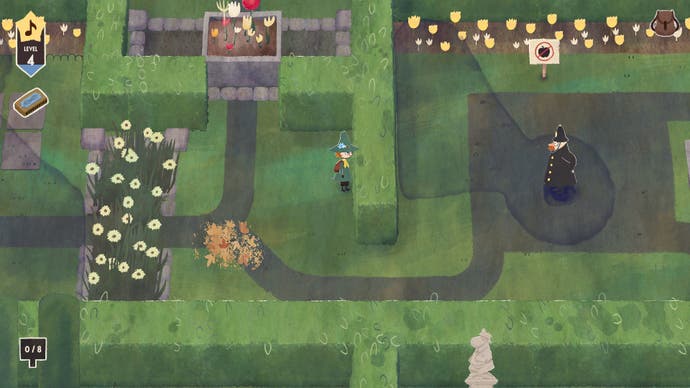 Una captura de pantalla del juego Snufkin: Melody of Moominvalley que muestra parte del juego sigiloso.  Vemos un área verde, parecida a un laberinto, de setos bien cuidados, que se llenan intermitentemente con lo que parecen agentes de policía antiguos, parterres de flores y carteles y estatuas que Snufkin tiene que quitar.