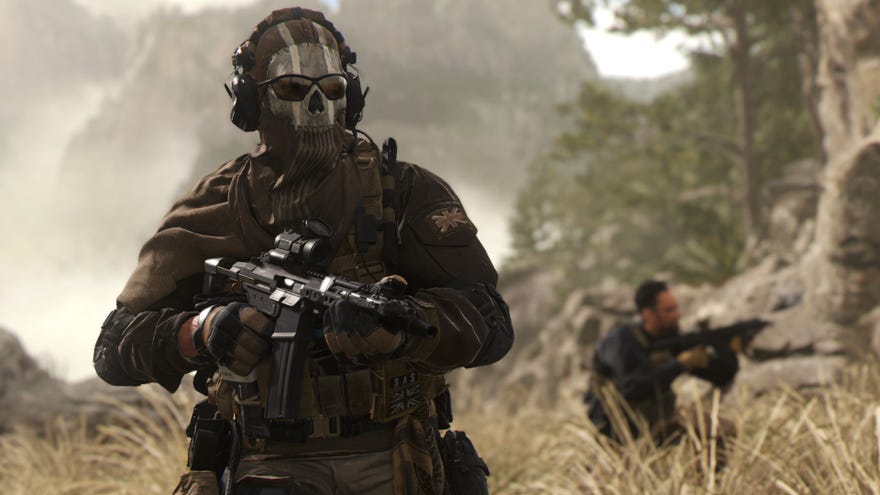 Ghost von Call of Duty: Modern Warfare 2 stapft in die Ebenen, während ein Squadmate hinter ihm Ausschau hält