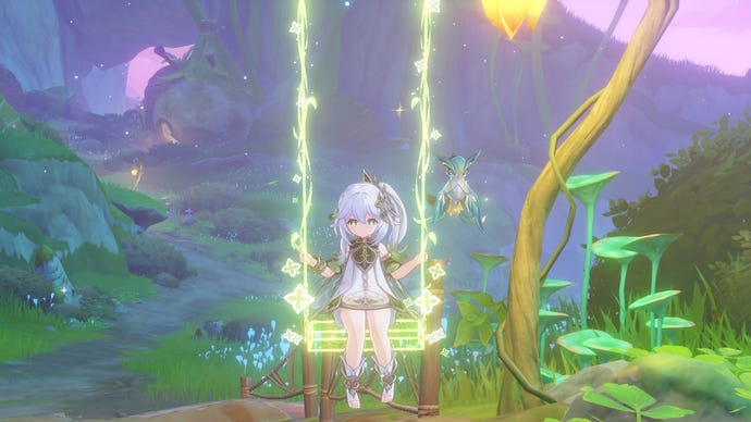 Genhin Impact Nahida -materialen: een klein anime -meisje dat een zilveren jurk draagt, getrimd met groen, zit op een gloeiende schommel gemaakt van spectrale wijnstokken. De zon gaat achter haar en het pad wordt verlicht door een dewdrop-vormige lantaarn