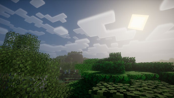 Een close-up van de boomtoppen van een Minecraft-bos, met de wolken en zon hierboven