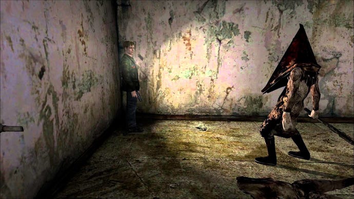 Ein Bildschirm aus dem Originalfilm „Silent Hill 2“, auf dem Pyramid Head in einem schmuddeligen Raum auf James zugeht