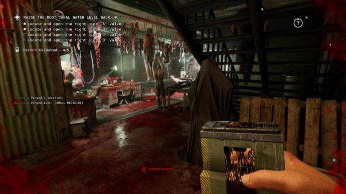 Una captura de pantalla de la reseña de Outlast Trails que muestra el maldito matadero.  Cada centímetro está cubierto de sangre y las partes del cuerpo desmembradas cuelgan de ganchos en el techo.
