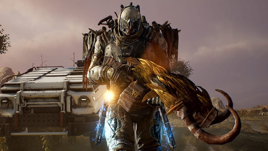 Screenshot of Outriders, ktorý ukazuje hrozivú postavu, ktorá drží veľkú pušku, ktorá je ozdobená rohmi a perím