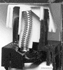 رسم متحرك للوحة مفاتيح زنبركية جانبية، مع زنبرك مرئي يؤدي إلى تشغيل المفتاح.