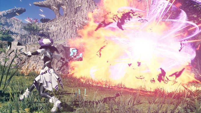 Seorang pemain berjalan menjauh dari ledakan di Star Phantasy Online 2: New Genesis