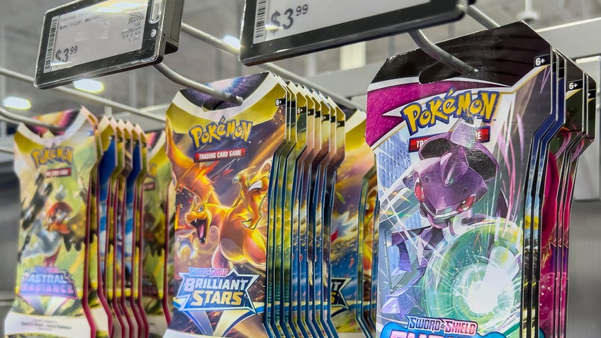 کارت های Pokemon در قفسه فروشگاه بهترین خرید آویزان هستند